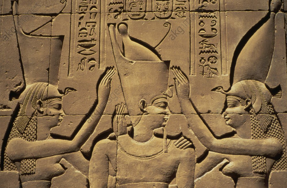 1AE-127-H1-1 (234347)

Ptolemäus VIII. Krönung / Edfu

Ptolemäus VIII. (VII.) Euergetes II.,
ägypt.König (164/63 und 145-116 v.Chr.);
um 181 v.Chr. - 116 v.Chr.
- Krönung Ptolemäus' VIII. Euergetes II.
durch Nekhbet und Wadjet, den Göttinnen
von Ober- und Unterägypten. -
Ausschnitt.
Relief, Ptolemäuerzeit.
Edfu (Oberägypten), Horustempel.

E:
Ptolemy VIII / Coronation /Relief/ C2 BC

Ptolemy VIII Euergetes II, Egyptian
Pharaoh (164/63 and 145-116 BC);
c.181 BC - 116 BC.
- Crowning of Ptolemy VIII Euergetes II
by Nekhbet and Wadjet (Buto), goddesses
of Upper and Lower Egypt. -
Detail.
Relief, Ptolemaic era.
Edfu (Upper Egypt), Horus Temple.

F:
Couronnement de Ptolémée VII / Edfou

Ptolémée VII Évergète II, roi d'Égypte
(170/63 et 145-116 avant J.-C.); vers
181 avant J.-C. - 116 avant J.-C.
- Nekhbet et Ouadjet, les déesses de
Haute et de Basse Égypte, couronnent
Ptolémée VII Évergète II. -
Détail.
Relief, époque ptolémaïque.
Edfou (Haute-Égypte), temple d'Horus.