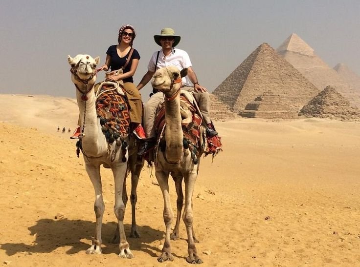 The iconic Giza Pyramids and the Great Sphinx, a highlight of every Egypt budget tour.