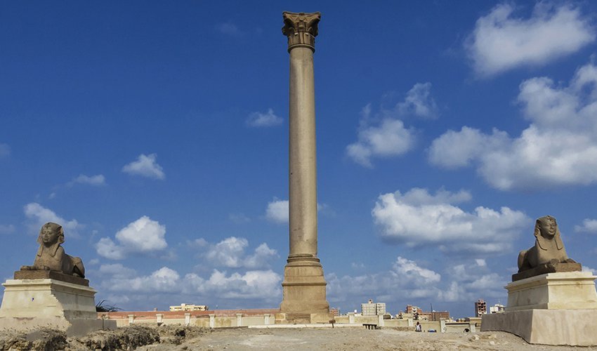 Egypt Budget Tour: Budget Egypt tour from Cairo to Alexandria featuring the Pyramids, Egyptian Museum, Qaitbay Citadel, and Mediterranean coastline