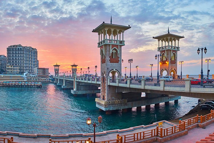 Egypt Luxury Tour: Luxury Egypt tour featuring Cairo’s Pyramids, Egyptian Museum, and Alexandria’s coastal landmarks