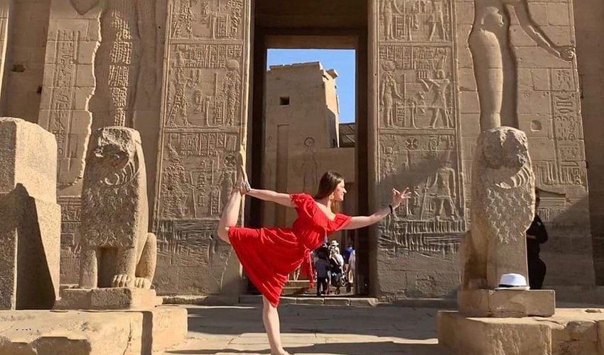 “Luxury 15-day Egypt tour visiting Cairo, Aswan, Luxor, pyramids, temples, and Nile highlights”