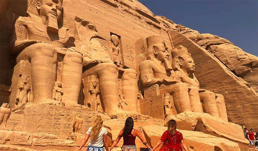 “Luxury 15-day Egypt tour visiting Cairo, Aswan, Luxor, pyramids, temples, and Nile highlights”