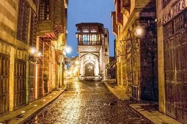 Egypt Day Tours: Tourists visiting the Giza Pyramids, Egyptian Museum and Khan El Khalili Bazaar during a Cairo sightseeing tour